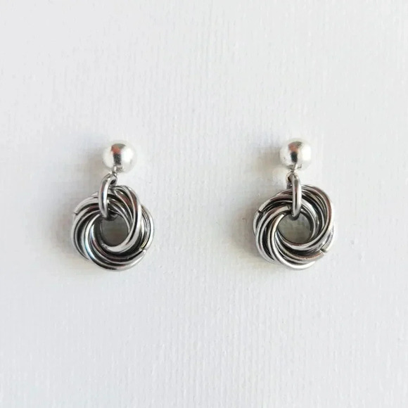 Vintage classic & elegant Mobius rose luxury chainmaille knot circle earrings - Picture 5 of 6